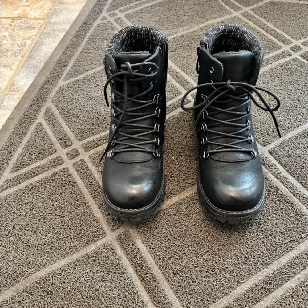 Vegan black leather fall boots. Size 7.5/8